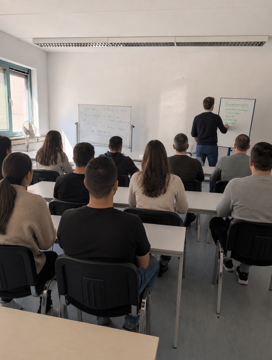 Teilnehmer im Sachkunde-34a-Kurs bei DIAS Berlin