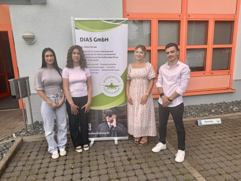 Vier neue Auszubildende der DIAS GmbH vor dem Bildungsstandort in Hannover.