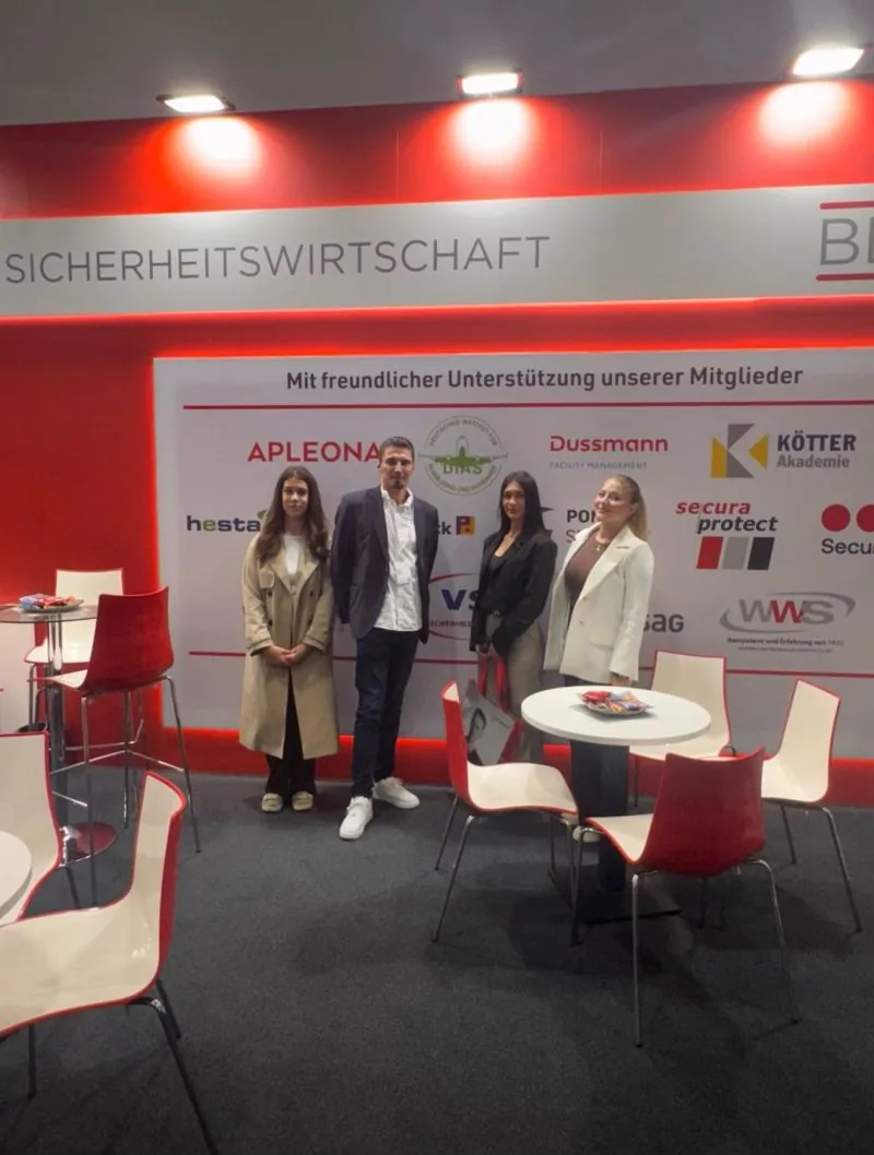 Herr Gepper und drei Auszubildende des Hannoveraner Teams am Messestand auf der Security Essen 2026.