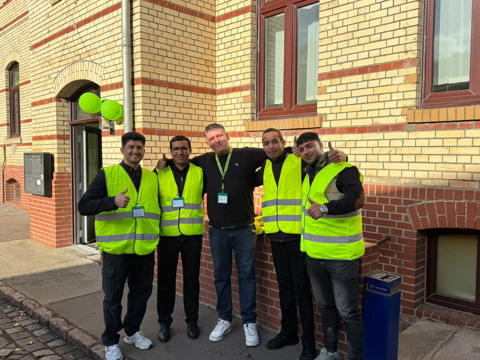 DIAS-Dozent Herr Simon mit Teilnehmern beim Tag der offenen Tür in Halle (Saale).